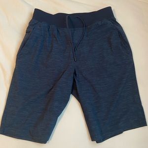 Lululemon men’s shorts 9’ inseam size M LIKE NEW!!